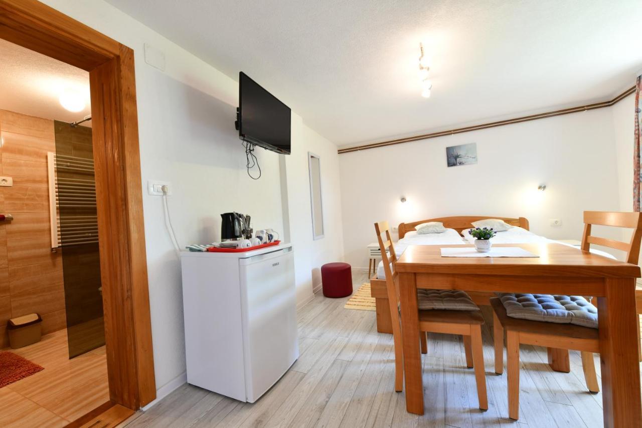Apartment And Rooms Ivancica Selište Drežničko Eksteriør bilde